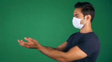 COIVD zamanlarında ellerini sterilize eden bir adam - sağlık güvenliği. Cerrahi maske takan genç bir çocuk - sosyal uzaklık, Coronavirüs salgını, temizlik ve hygeine