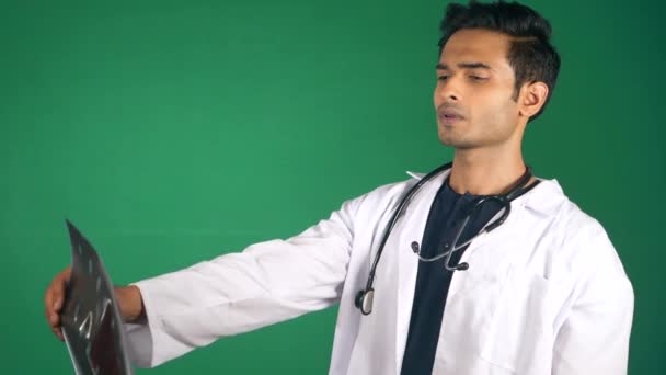 Een Jonge Dokter Draagt Een Wit Uniform Controleert Een Röntgenrapport — Stockvideo