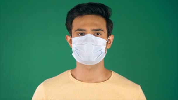 Portret Van Een Jongeman Die Zijn Medisch Masker Afdoet Covid — Stockvideo