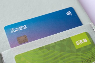 SEB ve Revolut Bankası kartları. İsveç Wallenberg ailesi tarafından kurulan ve yönetilen İsveç bankası. Revolut - İngiltere merkezli finans teknoloji şirketi.