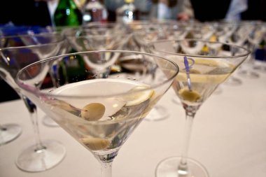 Martini bardakları servis için hazır. Martini kokteylleri gece partisinde bir bar masasında servis edilir.. 