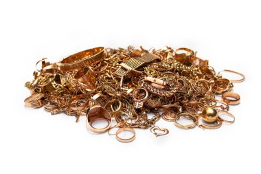 Altın mücevherleri hurdaya çıkar. Beyaz arka planda kullanılmış eski altın mücevher yığını.