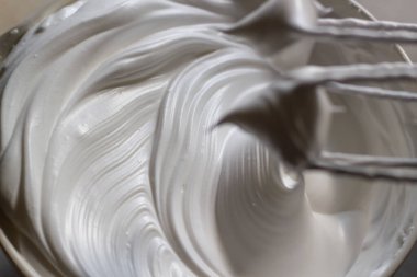 Mükemmel çırpılmış yumurta beyazı. Kavanozda çırpılmış yumurta..