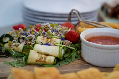 Patlıcanlı börek. Bir yaz partisinde sağlıklı yemek servisi büfesi..