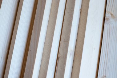 Planlı çam çıtası. Çapraz kesim tahtaları. İnşaat için inşaat malzemesi.