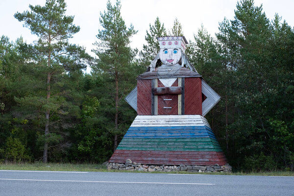 Гигантские деревянные куклы в народных костюмах, перестроенные из ветряных мельниц. Ветрянка из деревни Нинасе "Ит" или "Пирет". Перед свадьбой девушки положили камень под юбку Пирета с девичьей фамилией. Это принесет счастье позже в браке.