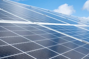 Güneş panelleri. Alternatif yenilenebilir yeşil enerji. Güneş panellerine ve mavi gökyüzüne yakın çekim