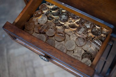 Çekmecede altın külçeler var. Avusturya Filarmoni Orkestrası eski ahşap çekmecede saklı saf altın sikkeler. Muhafazakar yatırımcının portföyü.