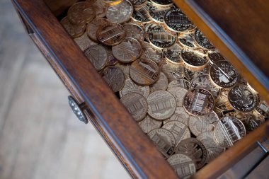 Çekmecede altın külçeler var. Avusturya Filarmoni Orkestrası eski ahşap çekmecede saklı saf altın sikkeler. Muhafazakar yatırımcının portföyü.