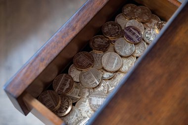 Çekmecede altın külçeler var. Avusturya Filarmoni Orkestrası eski ahşap çekmecede saklı saf altın sikkeler. Muhafazakar yatırımcının portföyü.