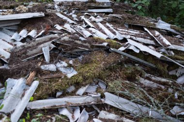 Doğadaki eski yıkım malzemeleri, yıkım atıkları. Terk edilmiş eski yıkılmış inşaat malzemeleri yerde yatıyor.