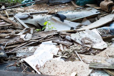 Doğadaki eski yıkım malzemeleri, yıkım atıkları. Terk edilmiş eski yıkılmış inşaat malzemeleri yerde yatıyor.
