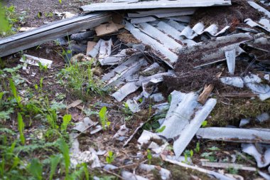 Doğadaki eski yıkım malzemeleri, yıkım atıkları. Terk edilmiş eski yıkılmış inşaat malzemeleri yerde yatıyor.