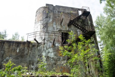 Estonya, Naissaar Adası 'ndaki Büyük Deniz Kalesi Peter. Eski Sovyet askeri binası, bugünlerde turistlerin ilgi odağı.