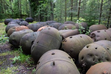 Eski Sovyet denizaltı mayınları Estonya 'daki Naissaar adası ormanına saçıldı. Sovyet ordusunun geride bıraktığı deniz mayınları.