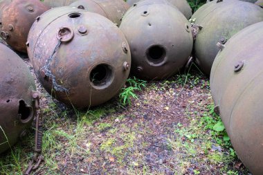 Eski Sovyet denizaltı mayınları Estonya 'daki Naissaar adası ormanına saçıldı. Sovyet ordusunun geride bıraktığı deniz mayınları.