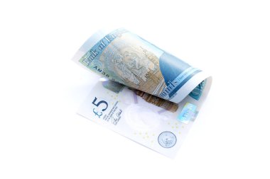 Beyaz arka planda izole edilmiş, karıştırıcı İngiliz kağıt parasının yakın plan çekimi