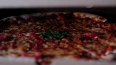 Yavaşça Margherita pizza kutusunu açıyorum. Pizza teslimatı Kahverengi karton kutuda fast food..