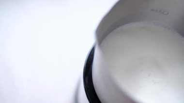 Doğal badem, yulaf ya da soya vizonu. Süt köpüğünde karıştırılıyor. Sıcak vejetaryen kahvesi hazırlıyorum. Boşluğu kopyala.