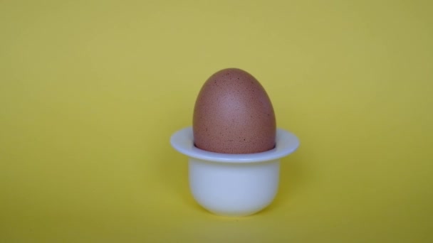 Mano Quita Huevo Castaño Natural Del Huevo Blanco Simple Sobre — Vídeos de Stock