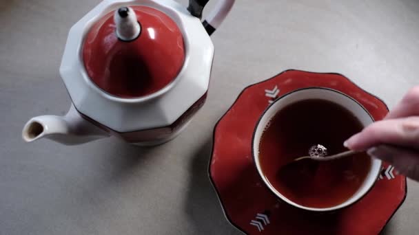 Перемішування Чорного Чаю Красивому Старому Червоному Порцеляновому Чайному Наборі — стокове відео