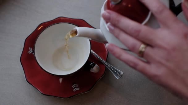 Despejando Chá Preto Belo Conjunto Chá Porcelana Vermelha Velha — Vídeo de Stock