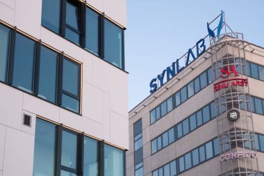 Tallinn, Estonya - 04.08.2021: Tallinn 'deki ana senkronizasyon tesisi. Synlab modern tıbbi laboratuvar hizmetleri sunuyor. Tıbbi tanılar.
