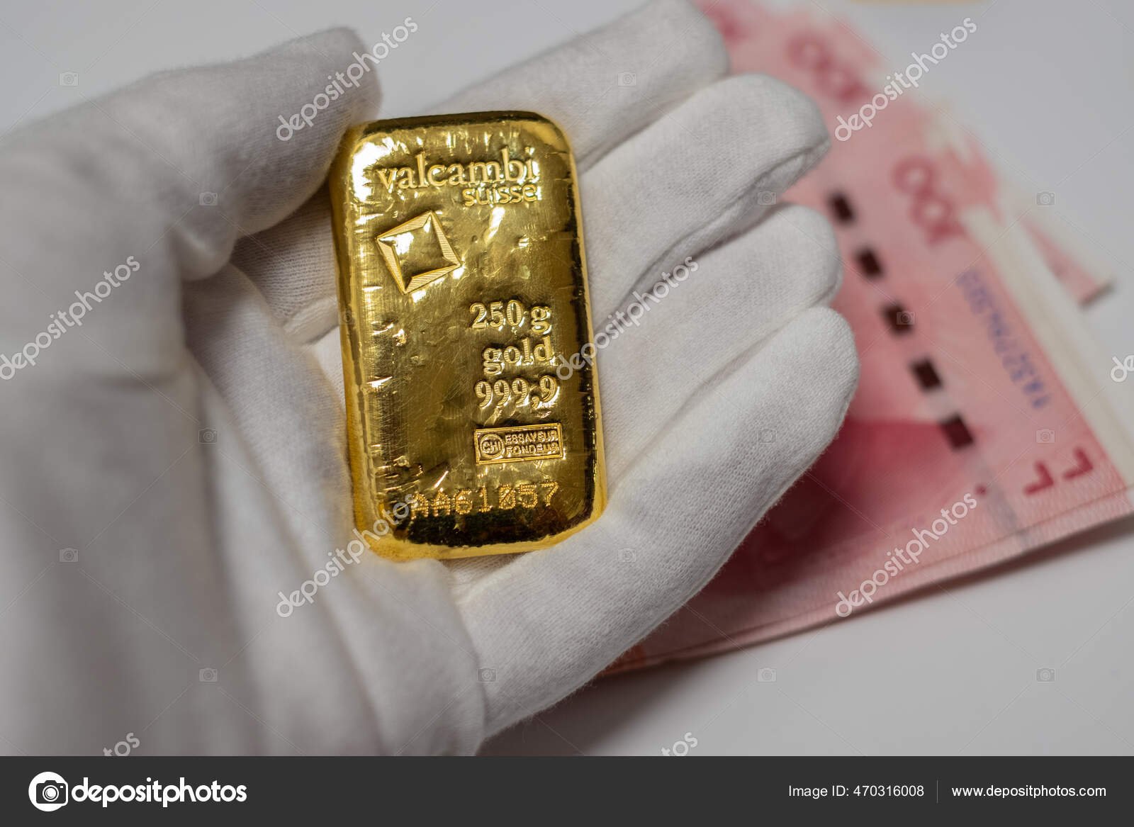 手持250克金条背景为人民币现钞金钱和货币中国银行准备金黄金支持人民币中国的金融体系——图库图片© jaanall #470316008