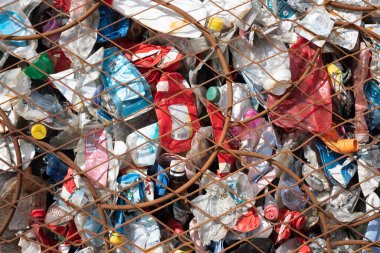 Estonya - 5 Haziran 2021: Plajdan plastik atık toplamak için büyük bir çöp konteynırı. Kullanılmış plastik şişeler ve diğer atıklar için çöp kutusu. Tam çerçeve.