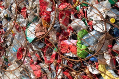 Estonya - 5 Haziran 2021: Plajdan plastik atık toplamak için büyük bir çöp konteynırı. Kullanılmış plastik şişeler ve diğer atıklar için çöp kutusu. Tam çerçeve.