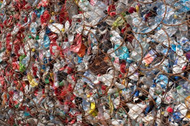 Estonya - 5 Haziran 2021: Plajdan plastik atık toplamak için büyük bir çöp konteynırı. Kullanılmış plastik şişeler ve diğer atıklar için çöp kutusu. Tam çerçeve.