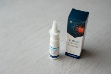 Estonya - 5 Haziran 2021: SARS-CoV-2 koronavirüse karşı antikorlarla BioBlock burun spreyi. Burun spreyi şişesi. İneğin kolostrumuna dayanan yenilikçi doğal ürünlerle virüs önleme.