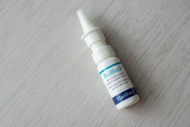 Estonya - 5 Haziran 2021: SARS-CoV-2 koronavirüse karşı antikorlarla BioBlock burun spreyi. Burun spreyi şişesi. İneğin kolostrumuna dayanan yenilikçi doğal ürünlerle virüs önleme.