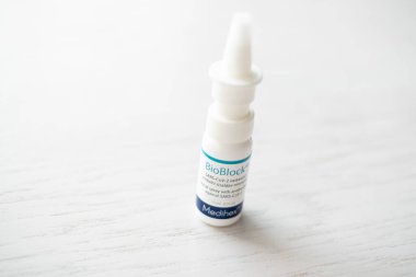 Estonya - 5 Haziran 2021: SARS-CoV-2 koronavirüse karşı antikorlarla BioBlock burun spreyi. Burun spreyi şişesi. İneğin kolostrumuna dayanan yenilikçi doğal ürünlerle virüs önleme.