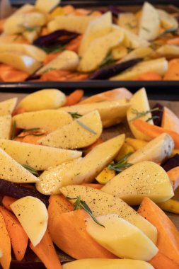 Taze kesilmiş ve baharatlı sebzeler fırın pişirmeye hazır. Fırın tepsisinde kızartılmış sebze hazırlıyorum..