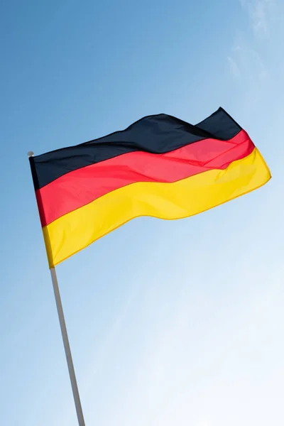 Duitse Vlag Wapperend Wind Vlag Van Duitsland Blauwe Lucht Achtergrond — Stockfoto