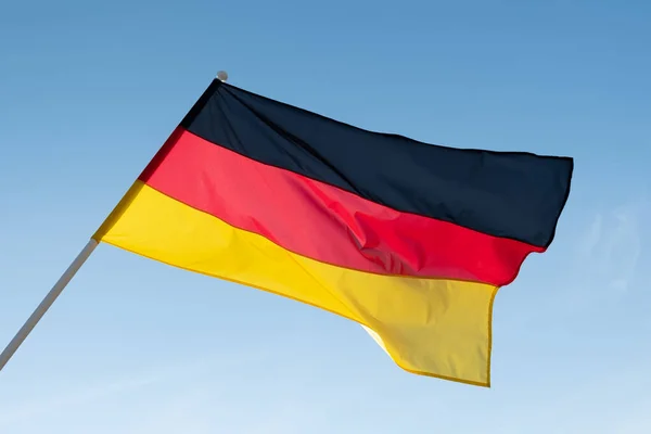 Duitse Vlag Wapperend Wind Vlag Van Duitsland Blauwe Lucht Achtergrond — Stockfoto