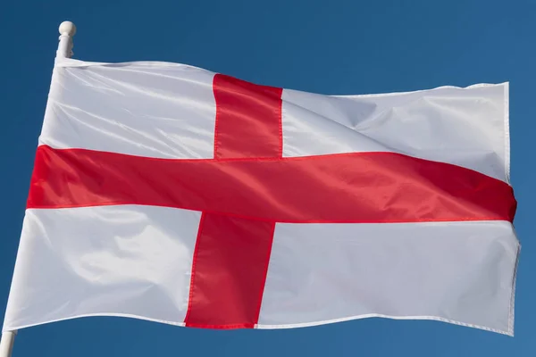 Αγγλική Σημαία Κυματίζει Στον Άνεμο Σημαία Της Αγγλίας Μπλε Φόντο — Φωτογραφία Αρχείου