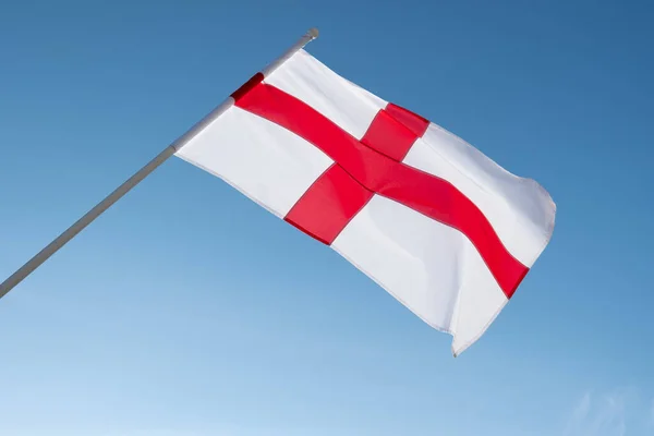 Αγγλική Σημαία Κυματίζει Στον Άνεμο Σημαία Της Αγγλίας Μπλε Φόντο — Φωτογραφία Αρχείου