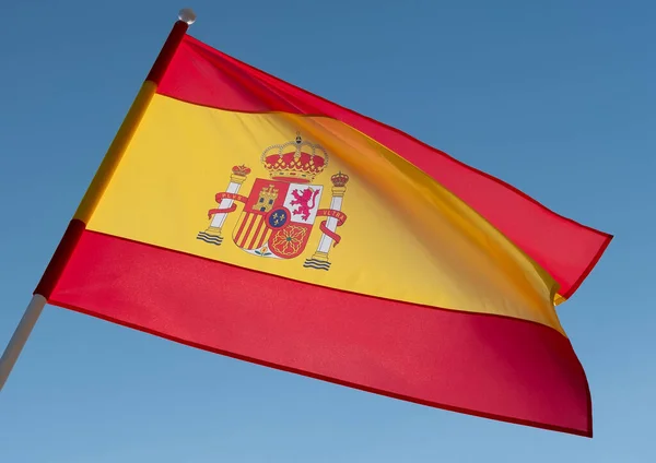 Rüzgarda Dalgalanan Spanyol Bayrağı Mavi Gökyüzü Arka Planında Spanya Bayrağı — Stok fotoğraf