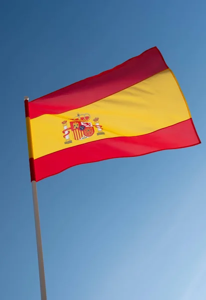 Rüzgarda Dalgalanan Spanyol Bayrağı Mavi Gökyüzü Arka Planında Spanya Bayrağı — Stok fotoğraf
