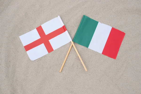 Αγγλία Εναντίον Ιταλίας Σημαίες Διασταυρώθηκαν Στην Άμμο Ευρωπαϊκό Πρωτάθλημα Ποδοσφαίρου — Φωτογραφία Αρχείου