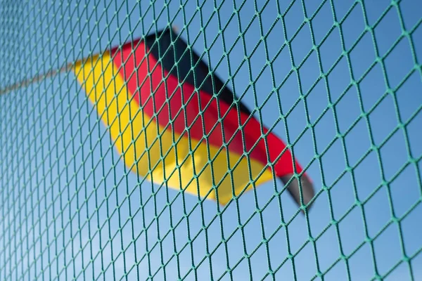 Vlag Van Duitsland Achter Voetbalnet Met Focus Beschermend Net Duitsland — Stockfoto