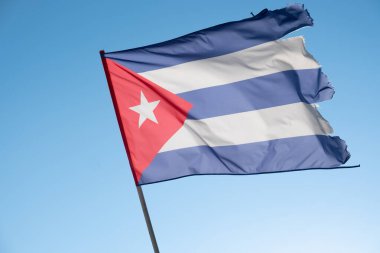 Mavi gökyüzü arka planında Küba bayrağı. Boş kopyalama alanı.