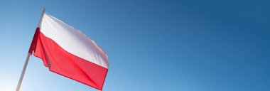 Mavi gökyüzü arka planında Polonya bayrağı. Metin için boş kopyalama alanı.
