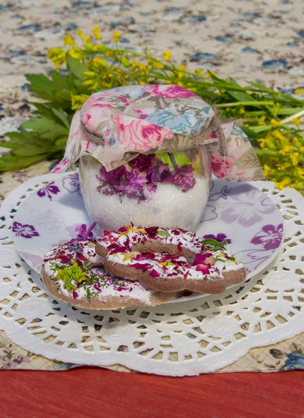 Fleurs lilas confites dans un bocal en verre et biscuits — Photo