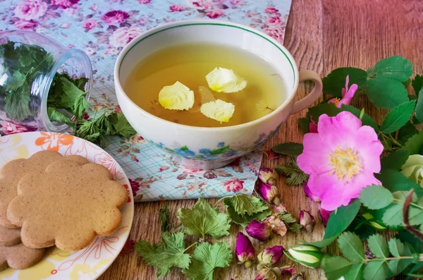 Kue Gula dengan bunga segar — Stok Foto