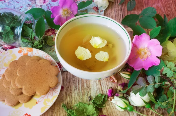 Sugar Cookies med färska blommor — Stockfoto