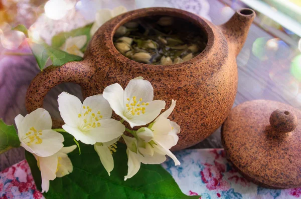Yasemin çayı bir kil Çin çaydanlık — Stok fotoğraf