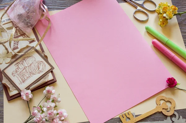 Üstten Görünüm kağıt gül ve pembe kağıdın. handm yapma — Stok fotoğraf